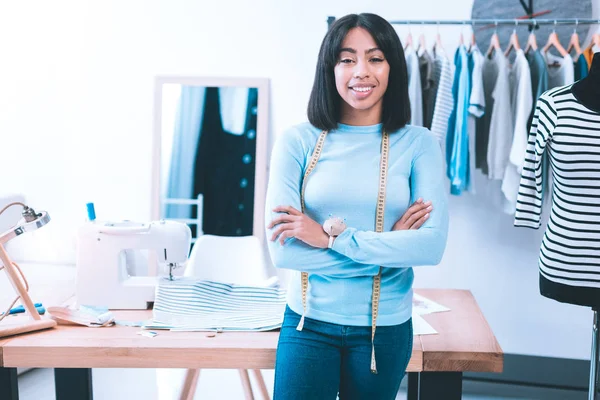 Dikiş Atölyesi'nde genç tasarımcı ayakta