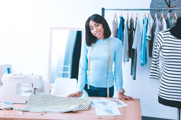 Güzel terzi dikiş makinesi ayakta