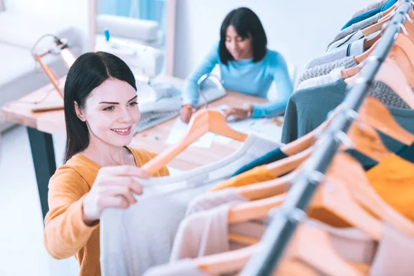 Jóvenes diseñadores abriendo su tienda de ropa — Foto de Stock