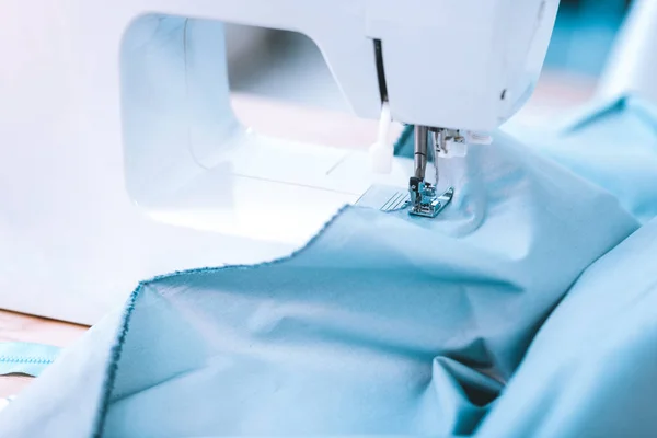 Widok z maszyna do szycia z niebieski włókienniczych — Zdjęcie stockowe