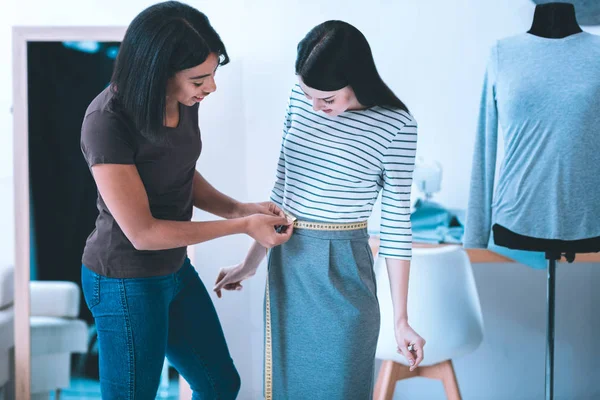 Diseñadora talentosa midiendo su modelo — Foto de Stock