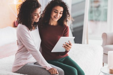 Hafta sonu birlikte harcama iki güzel kız kardeş