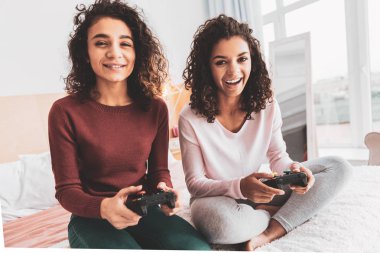 Video oyunları birlikte oynayan iki komik kız kardeş