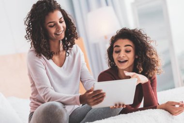Kıvırcık kız üstünde Laptop süre alışveriş online işaret