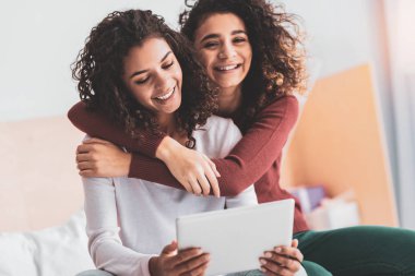 Onun en iyi arkadaşı sarılma çekici gülümseyen kız