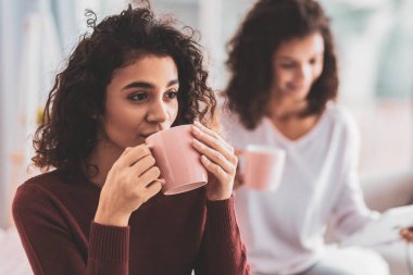 Çay saati yaparken düşünceli duygu güzel kız