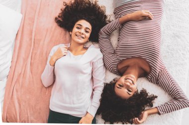 Çift yatakta yatarken gülümseyen yakışıklı arkadaş