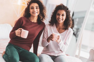 Işık oturma odasında oturup çay içme kardeşler