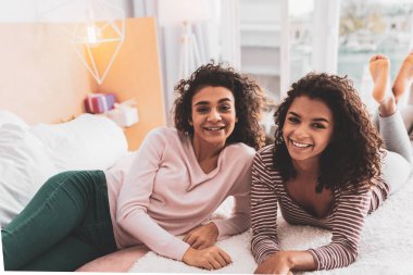 Eğlenceli vakit ise gülümseyen arkadaşlar gülen