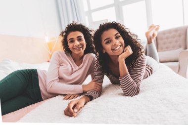 Küçük kız kardeşi onu koruma kardeş yalan