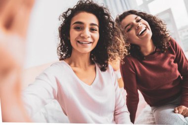 Kıvırcık kız işitme şaka sonra kahkahalarla gülmekten