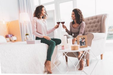 İki çekici kadın kendi gözlük şarap ile demir