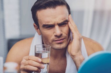 Akşamdan kalma olan üzgün bir genç adam