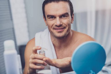 Size gülümseyen neşeli pozitif adam