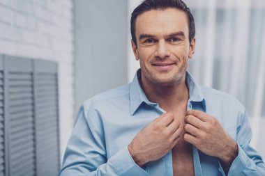 Çekici neşeli adam sana bakmak