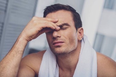 Üzgün depresif adam gözlerini kapatma