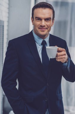 Neşeli pozitif adam kahve içer