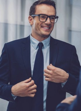 Gülümseyen pozitif yakışıklı adam