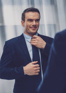 Neşeli kendine güvenen erkek gülümseyen