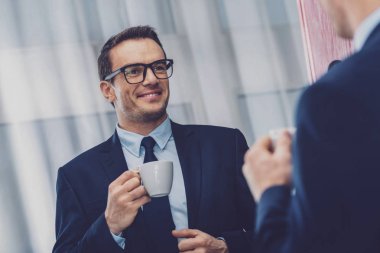 Kahve içme pozitif akıllı iş adamı