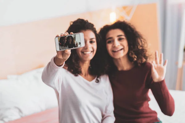 Dois amigos atraentes fazendo foto memorável — Fotografia de Stock