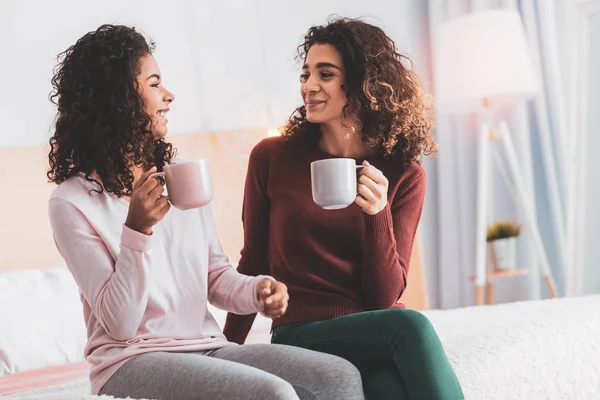 Deux amis buvant du café pendant la pause — Photo