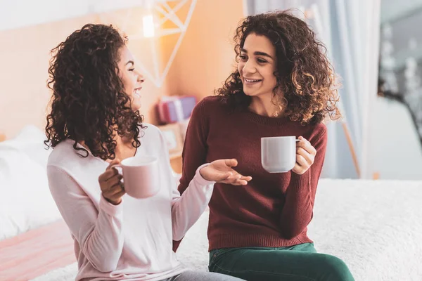 Çay saati yaparken dedikodu iki yakın arkadaşlarım