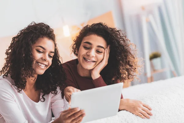 Dois amigos rindo assistindo comédia muito engraçada — Fotografia de Stock