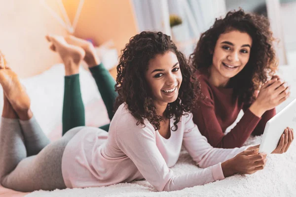 Irmãos vestindo leggings relaxando em casa juntos — Fotografia de Stock