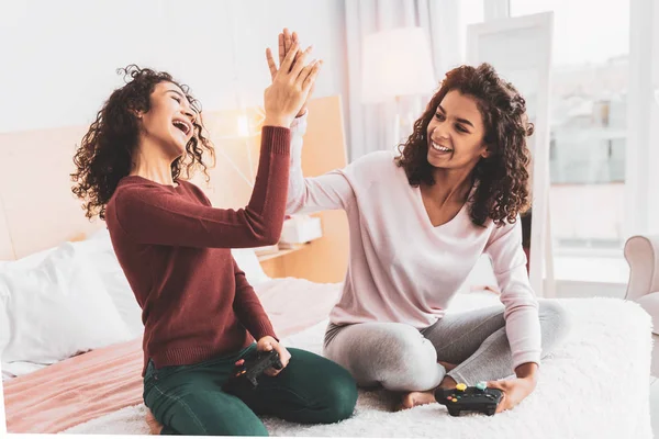 Radiante hermana dando alta cinco a su amoroso hermano — Foto de Stock