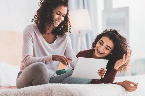 İnternette komik hikayeler okumak gülüyor iki yakın arkadaşlarım