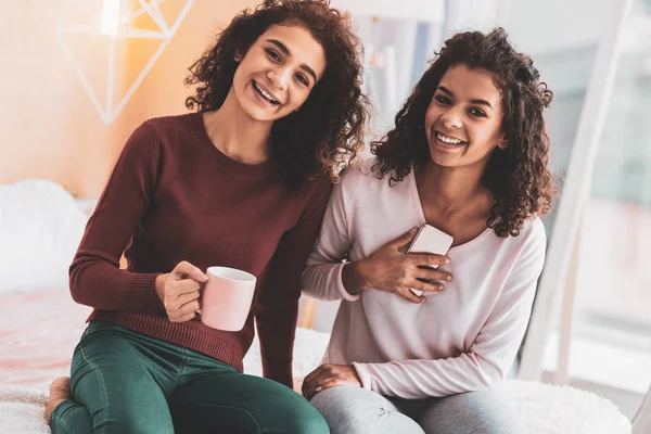 Rahat ev atmosfer zevk çekici kızlar