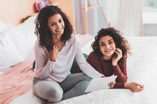 Två tilltalande systrar känsla förtjusande medan spendera ledig tid — Stockfoto