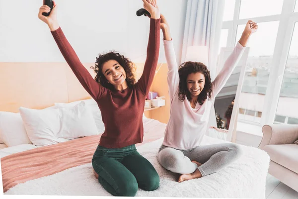 Dos hermanas radiantes celebrando la victoria en el videojuego —  Fotos de Stock