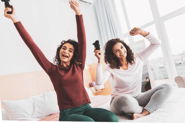 Hermanos con las mismas camisas disfrutando de un tiempo entretenido —  Fotos de Stock