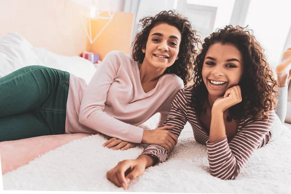 Lindas mulheres jovens sorrindo enquanto tendo tempo memorável — Fotografia de Stock