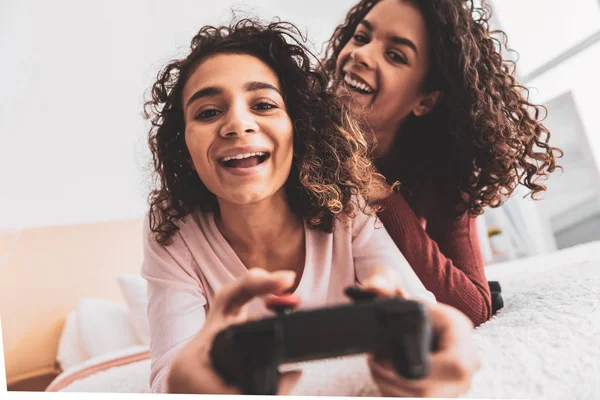 Amigos jogando jogos de vídeo durante a festa em casa — Fotografia de Stock