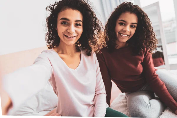 Gülen kız kara gözlü geniş gülümsüyor