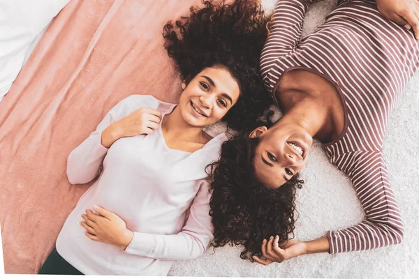 Lindas hermanas encantadoras pasar tiempo memorable juntos — Foto de Stock