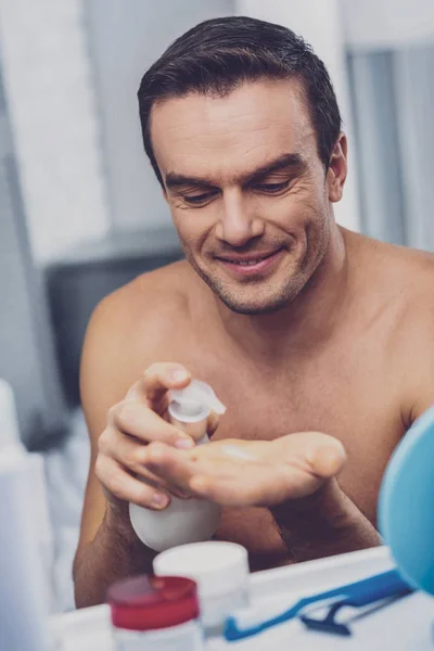 Deleitado hombre positivo sosteniendo jabón — Foto de Stock