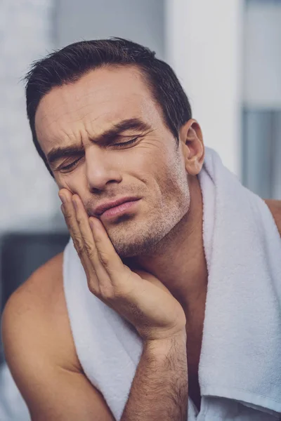 Pria sedih yang tidak bahagia menderita sakit gigi — Stok Foto