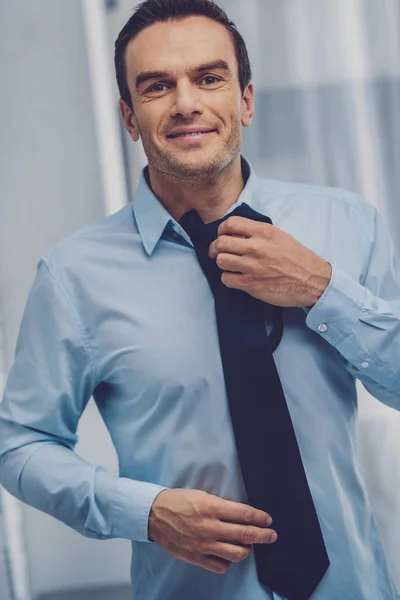 Bom homem alegre vestindo uma gravata — Fotografia de Stock