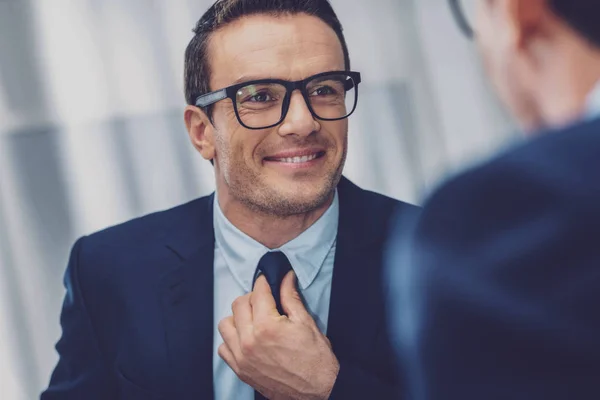 Encantado homem confiante sorrindo — Fotografia de Stock