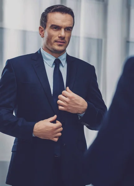 Un hombre de negocios serio y confiado usando un traje — Foto de Stock