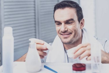 Yakışıklı genç açılış kavanoz