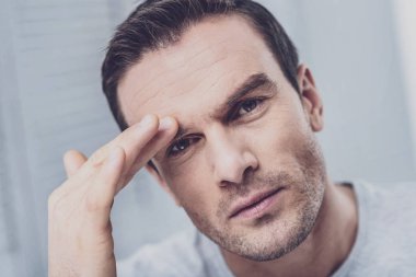 Derin düşünceler içinde olmak dikkatli genç adam