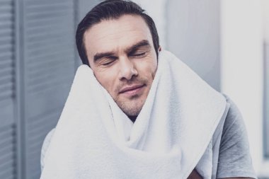 Yakışıklı erkek kişi yumuşak havlu zevk