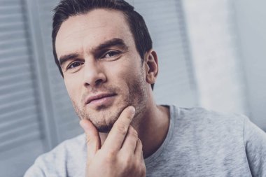 Esmer erkek onun güzellik zevk konsantre