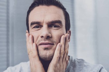 Yakışıklı erkek kişi sabah masaj yapıyor