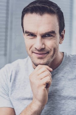 Kamera üzerinde oynamaya olumlu memnun modeli